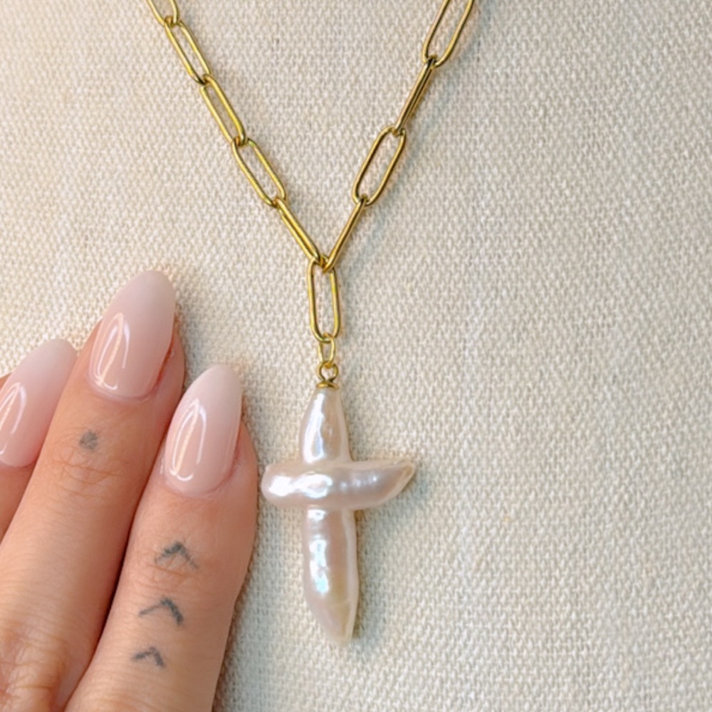 Freshwater pearl cross charm on 18kt gold plated 18” paperclip chain - Picture 2 of 6